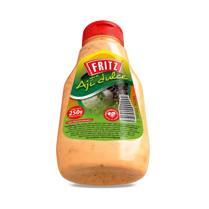 Botella PET de Salsa de Ají Dulce de Fritz de 250 gramos inclinada sobre fondo blanco