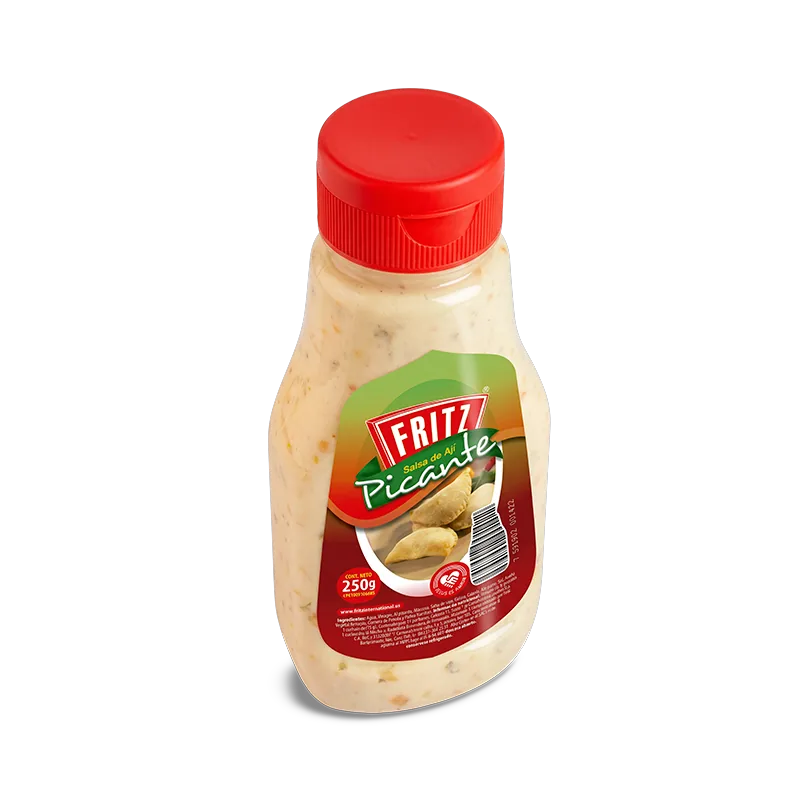 Botella PET de Salsa de Ají Picante de Fritz de 250 gramos inclinada sobre fondo blanco