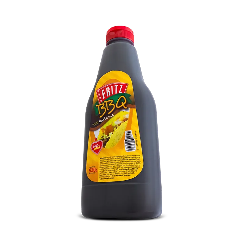 Envase de Salsa BBQ de Fritz de 930 gramos inclinado sobre fondo blanco