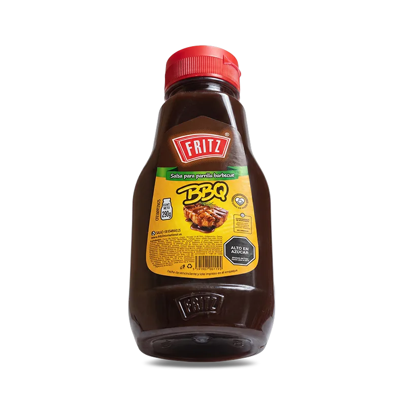 Botella PET de Salsa BBQ de Fritz de 290 gramos inclinada sobre fondo blanco