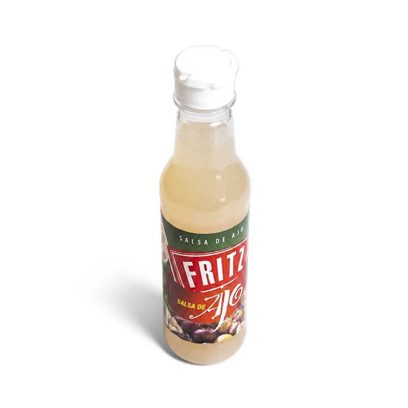 Botella de Salsa de Ajo de Fritz de 150 cc inclinada sobre fondo blanco