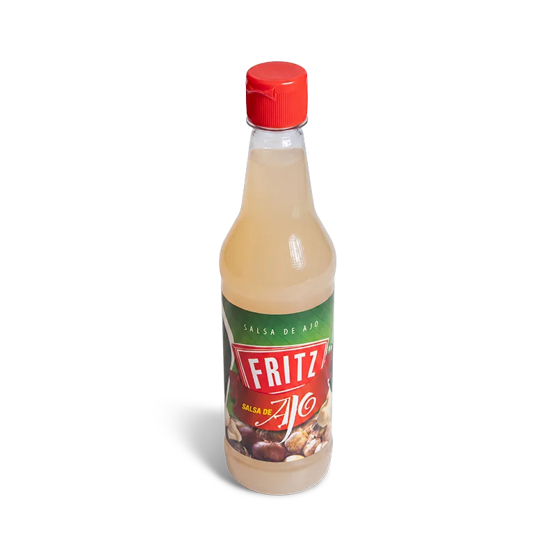 Botella de Salsa de Ajo de Fritz de 300 cc inclinada sobre fondo blanco