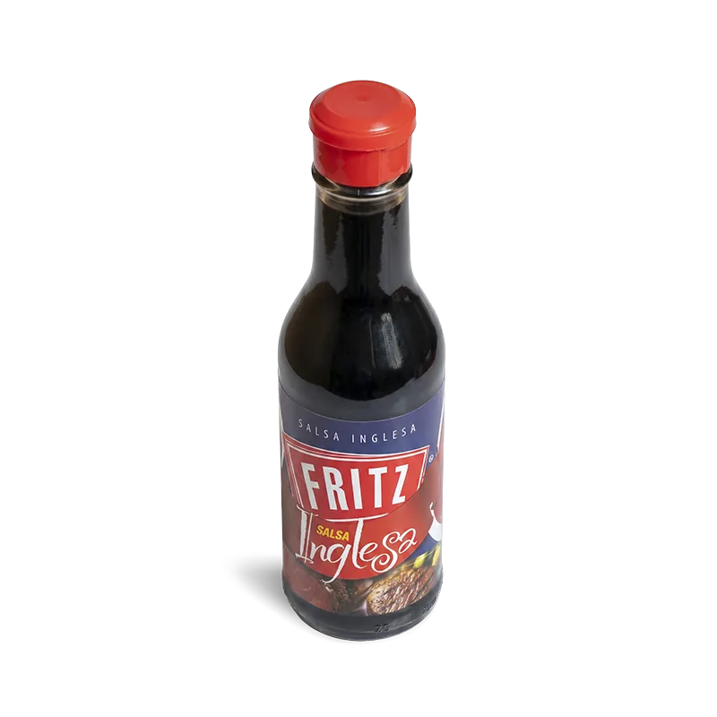 Botella de Salsa Inglesa de Fritz de 300 cc inclinada sobre fondo blanco