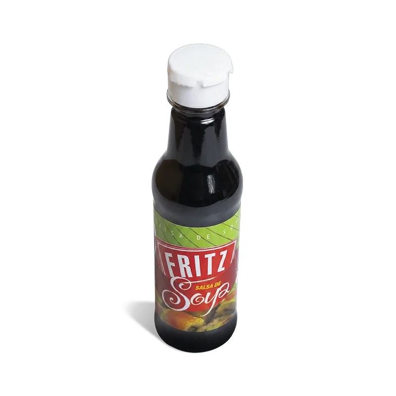 Botella de Salsa de Soya de Fritz de 150 cc inclinada sobre fondo blanco