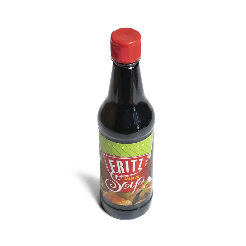 Botella de Salsa de Soya de Fritz de 300 cc inclinada sobre fondo blanco