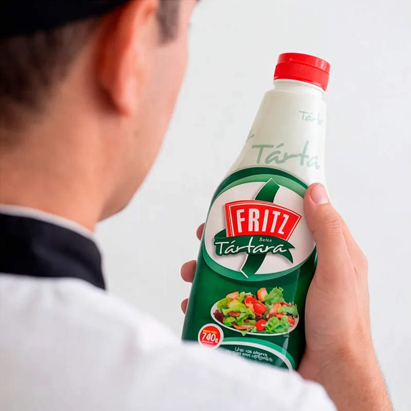 Cocinero sosteniendo el envase de Salsa Tártara de Fritz de 740 gramos